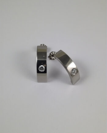 Örhänge "Curved" polerad m.Cubic Zirkonia